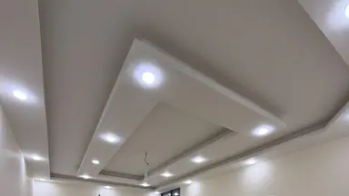 شقة - بداية طريق المطار - خلف المدارس العالمية  - 123000 دأ
